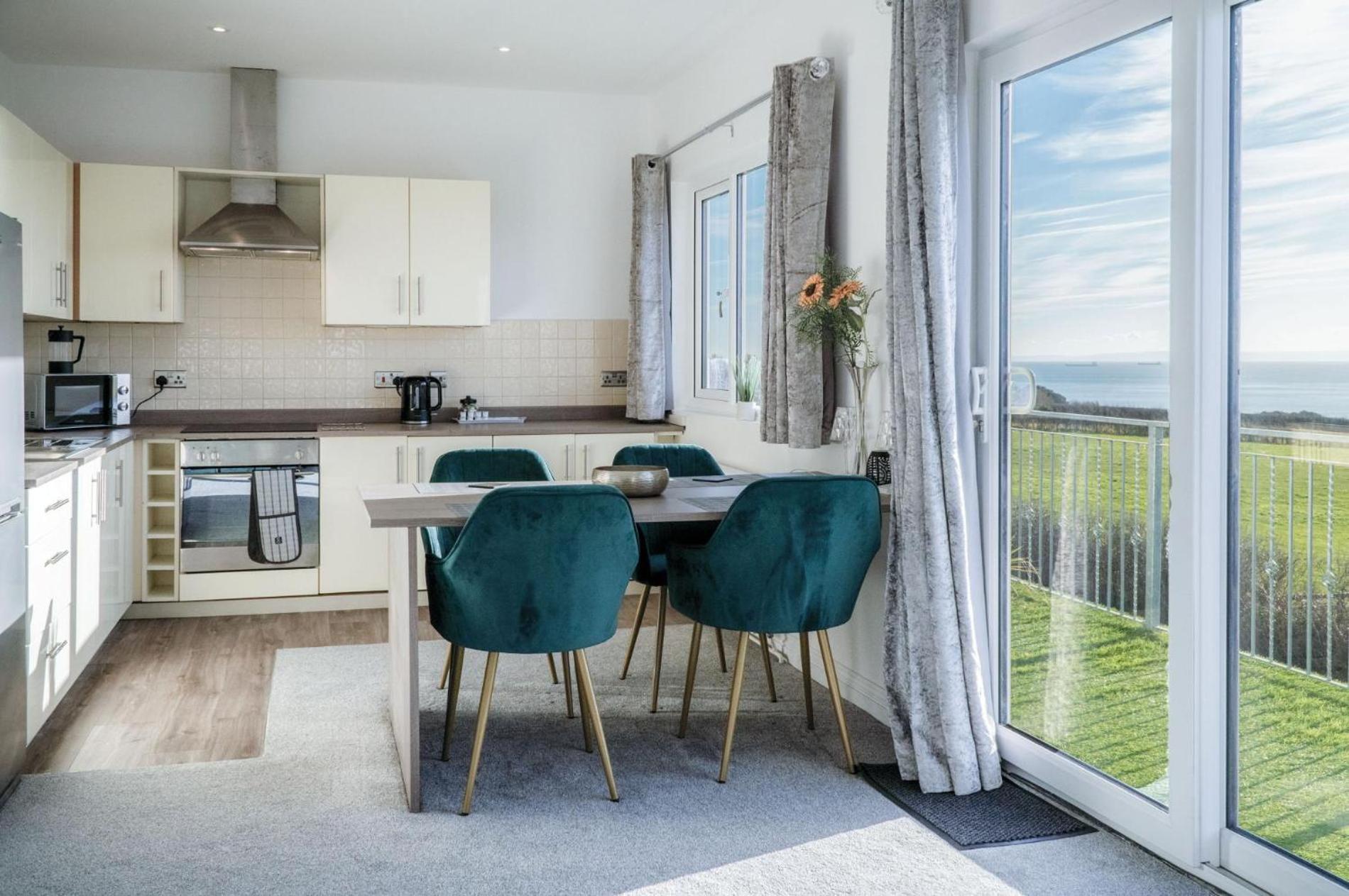 The Penthouse - 1 Bedroom Apartment - Ocean Breeze Port-Eynon Exterior foto